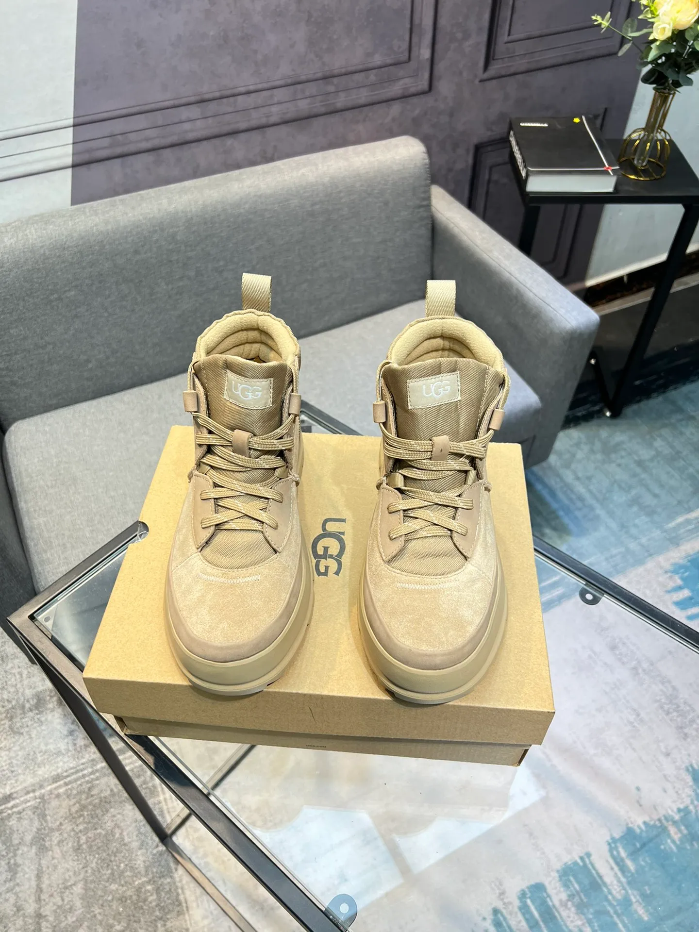 Men's shoes 💰620 (UGG) New 👉 Warm series for casual men, the simple and elegant shoe style sublimates the classics, the fabric is made of imported cowhide embossed ➕ warm real wool lining, and the special rubber outsole upgrades the wearing experience ✌️ Comfortable on the feet, very domineering! Code number:38-44